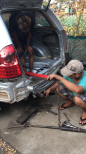 ミャンマーの自動車整備工場
