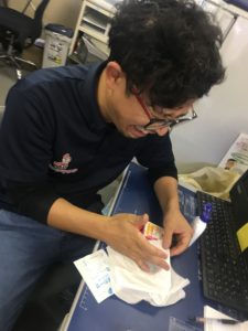 薬をつける社長