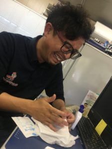 痛がる社長