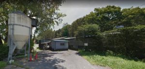 廃車のアクセル裏、安藤建設