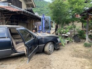 庭に長年放置してしまった廃車セルシオを引っ張る