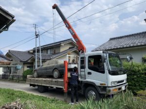 庭に長年放置してしまった廃車をクレーンで持ち上げる