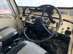 三菱ジープの運転席周り