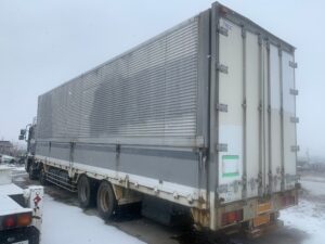 大型トラックの廃車、貨物部分