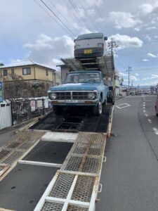 フォード社クーリエを積載車に積み込む