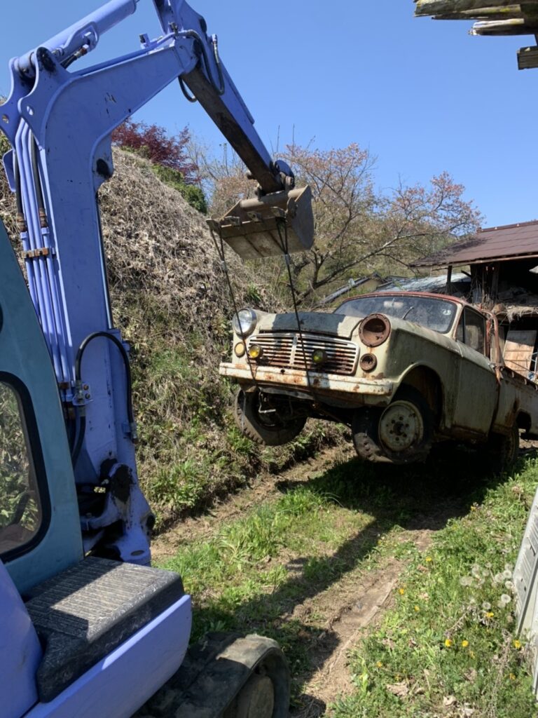 草ヒロの3ダットサントラックの引き取り 廃車のアクセル