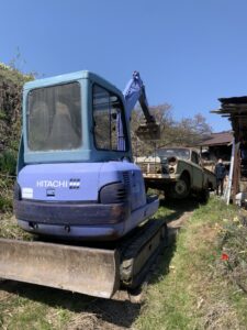 バックフォーにてダットサンを救出