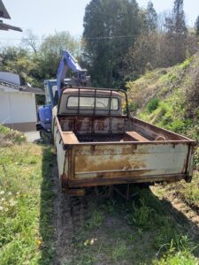 重機で引きずり降ろされるダットサントラック