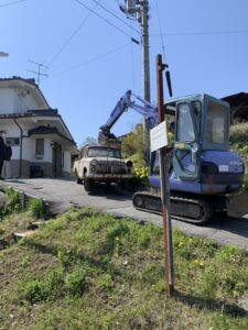 重機で引っ張られるダットサントラック