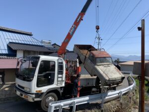 クレーンで吊り上げられるダットサントラック