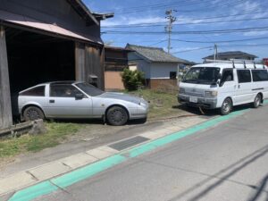 長年納屋に放置された日産フェアレディZを納屋から引き出す