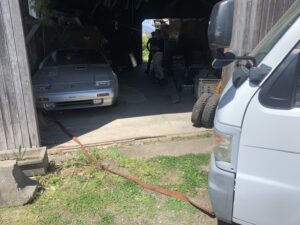 長年納屋に放置された日産フェアレディZをトラックで引き出す