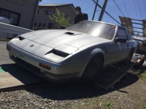 長年納屋に放置された日産フェアレディZの引き上げ風景