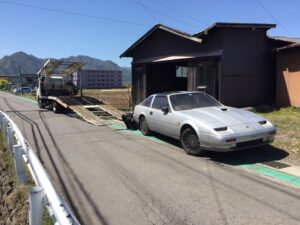 長年納屋に放置された日産フェアレディZの引き上げ準備