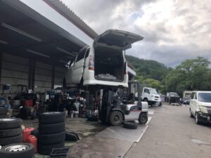 解体作業中のステップワゴン
