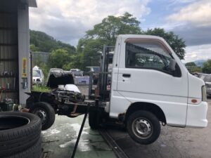解体作業中のサンバートラック