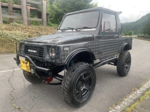 ファイターエンジニアリングのエンジンを搭載したJA11ジムニー