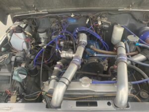 ファイターエンジニアリングのエンジンを搭載したJA11ジムニー