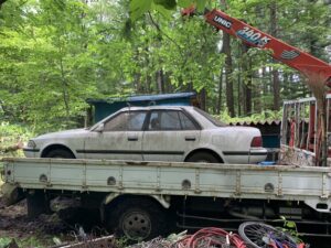 クレーンで吊り上げられた車