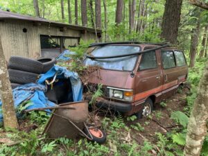 山の中に放置された車