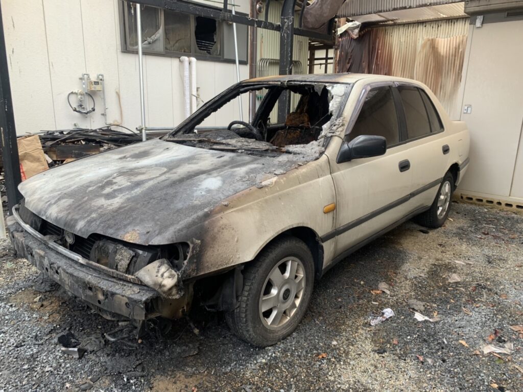 車両火災で全焼した車