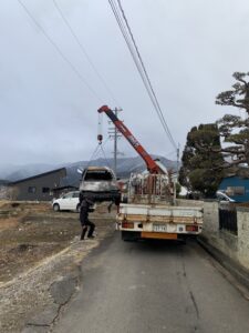クレーン車で運ばれる廃車