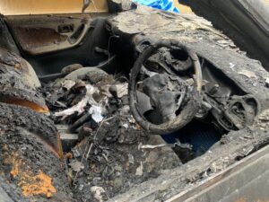 車両火災で全焼した車