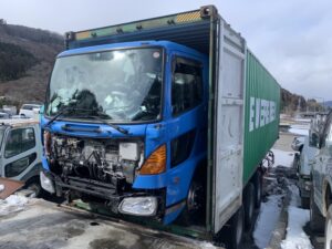 海上コンテナにバンニングされるトラック