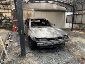 車両火災で全焼した車